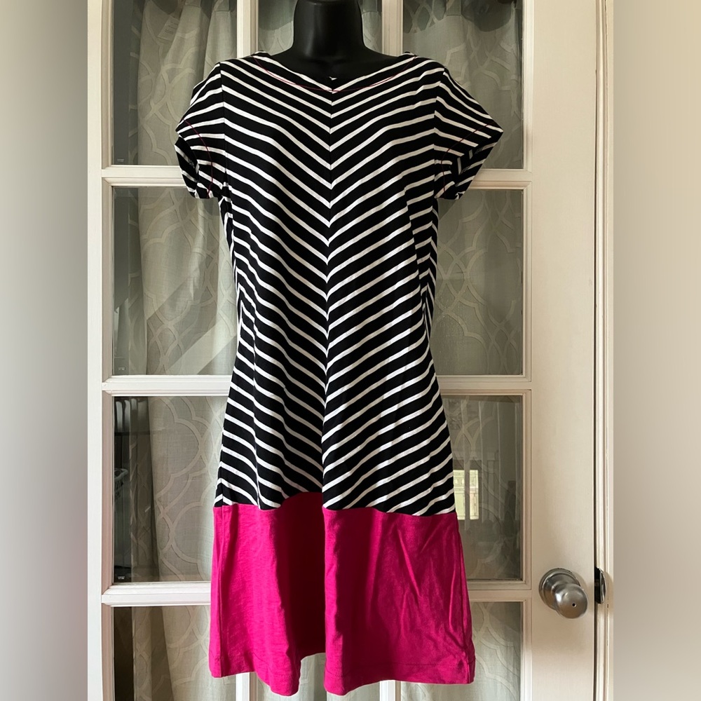 Hatley size M women’s dress in black, white, and dark pink in EUC